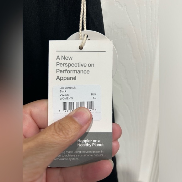 Vuori Women's XL Lux Jumpsuit Black NWT Moisture Wicking Racerback Top Jogger - Picture 4 of 9